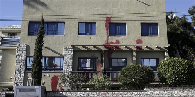 İsrail'in Atina Büyükelçiliğine boyalı saldırı